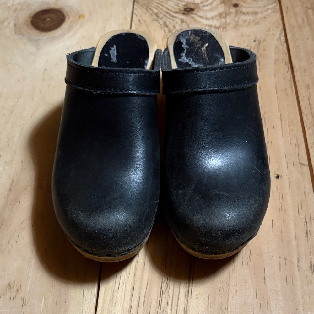 Sven Black Leather Clogs